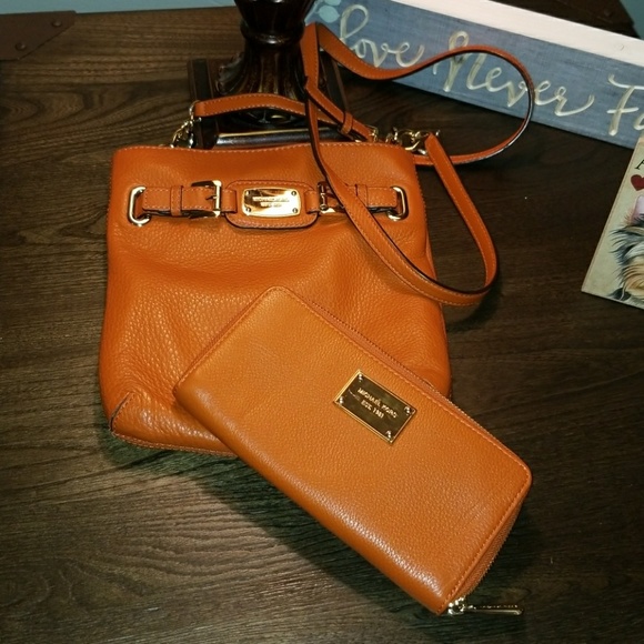 Michael Kors Handbags - Michael Kors Crossbody Wallet Set